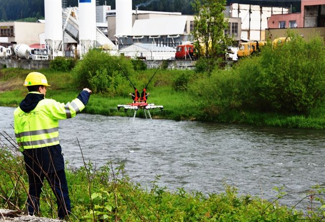 Reflexné prvky na vedení majú ochrániť vtáky. Pri Ružomberku ich montoval dron (VIDEO)